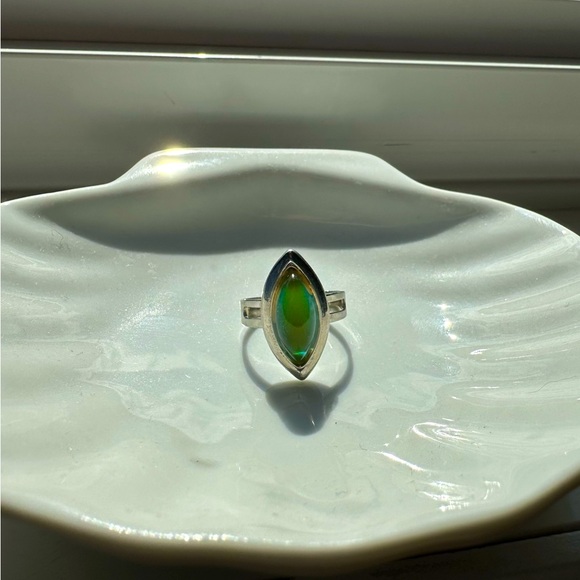 Almond shape mood ring - Picture 2 of 4